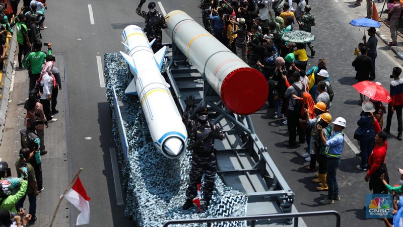 Parade lebih dari 100 alutsista setelah Upacara Parade dan Defile HUT Ke-78 TNI di Jakarta, Kamis (5/10/2023). (CNBC Indonesia/Tri Susilo)