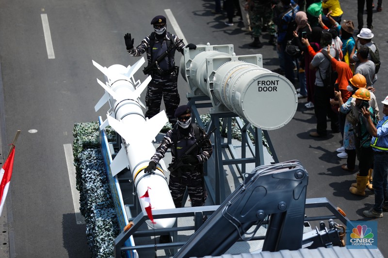 Parade lebih dari 100 alutsista setelah Upacara Parade dan Defile HUT Ke-78 TNI di Jakarta, Kamis (5/10/2023). (CNBC Indonesia/Tri Susilo) Parade lebih dari 100 alutsista setelah Upacara Parade dan Defile HUT Ke-78 TNI di Jakarta, Kamis (5/10/2023). (CNBC Indonesia/Tri Susilo)