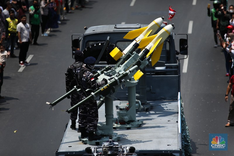 Parade lebih dari 100 alutsista setelah Upacara Parade dan Defile HUT Ke-78 TNI di Jakarta, Kamis (5/10/2023). (CNBC Indonesia/Tri Susilo) Parade lebih dari 100 alutsista setelah Upacara Parade dan Defile HUT Ke-78 TNI di Jakarta, Kamis (5/10/2023). (CNBC Indonesia/Tri Susilo)
