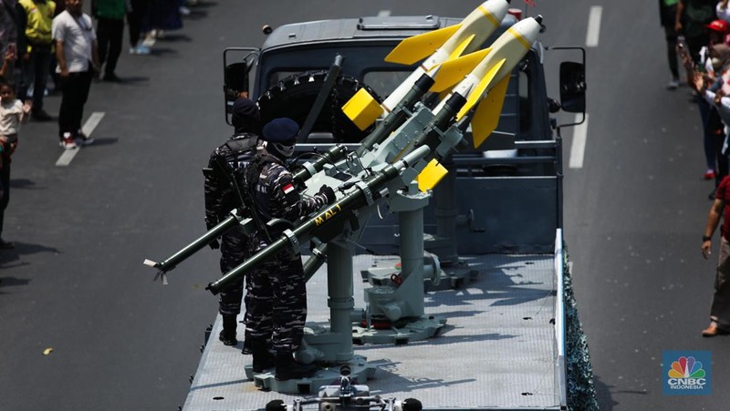 Parade lebih dari 100 alutsista setelah Upacara Parade dan Defile HUT Ke-78 TNI di Jakarta, Kamis (5/10/2023). (CNBC Indonesia/Tri Susilo)