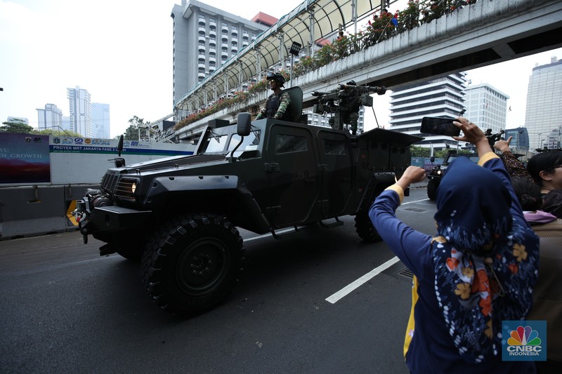 Parade lebih dari 100 alutsista setelah Upacara Parade dan Defile HUT Ke-78 TNI di Jakarta, Kamis (5/10/2023). (CNBC Indonesia/Tri Susilo) Parade lebih dari 100 alutsista setelah Upacara Parade dan Defile HUT Ke-78 TNI di Jakarta, Kamis (5/10/2023). (CNBC Indonesia/Tri Susilo)
