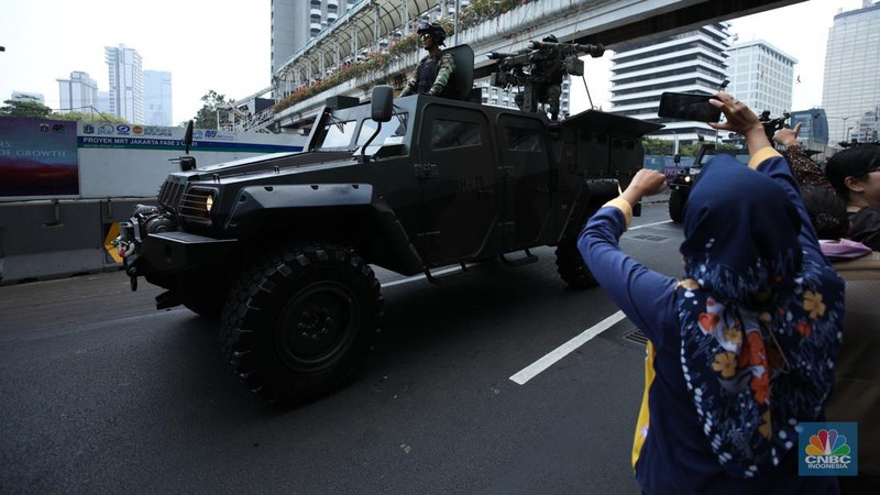 Parade lebih dari 100 alutsista setelah Upacara Parade dan Defile HUT Ke-78 TNI di Jakarta, Kamis (5/10/2023). (CNBC Indonesia/Tri Susilo)