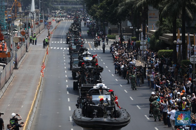 Parade lebih dari 100 alutsista setelah Upacara Parade dan Defile HUT Ke-78 TNI di Jakarta, Kamis (5/10/2023). (CNBC Indonesia/Tri Susilo)