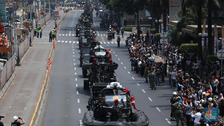 Parade lebih dari 100 alutsista setelah Upacara Parade dan Defile HUT Ke-78 TNI di Jakarta, Kamis (5/10/2023). (CNBC Indonesia/Tri Susilo)
