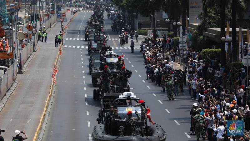 Parade lebih dari 100 alutsista setelah Upacara Parade dan Defile HUT Ke-78 TNI di Jakarta, Kamis (5/10/2023). (CNBC Indonesia/Tri Susilo)