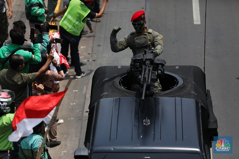 Parade lebih dari 100 alutsista setelah Upacara Parade dan Defile HUT Ke-78 TNI di Jakarta, Kamis (5/10/2023). (CNBC Indonesia/Tri Susilo)