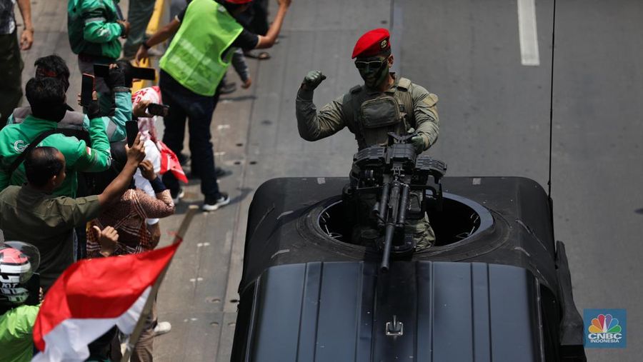 Parade lebih dari 100 alutsista setelah Upacara Parade dan Defile HUT Ke-78 TNI di Jakarta, Kamis (5/10/2023). (CNBC Indonesia/Tri Susilo)