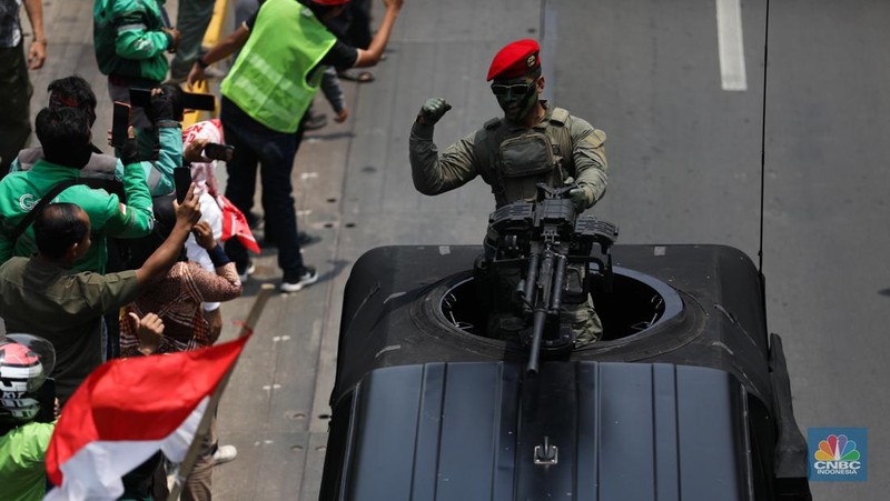 Parade lebih dari 100 alutsista setelah Upacara Parade dan Defile HUT Ke-78 TNI di Jakarta, Kamis (5/10/2023). (CNBC Indonesia/Tri Susilo)