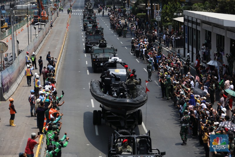 Parade lebih dari 100 alutsista setelah Upacara Parade dan Defile HUT Ke-78 TNI di Jakarta, Kamis (5/10/2023). (CNBC Indonesia/Tri Susilo) Parade lebih dari 100 alutsista setelah Upacara Parade dan Defile HUT Ke-78 TNI di Jakarta, Kamis (5/10/2023). (CNBC Indonesia/Tri Susilo)
