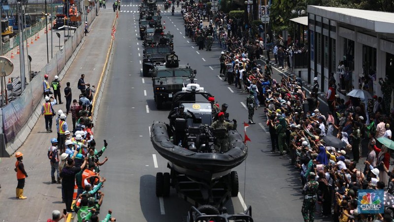 Parade lebih dari 100 alutsista setelah Upacara Parade dan Defile HUT Ke-78 TNI di Jakarta, Kamis (5/10/2023). (CNBC Indonesia/Tri Susilo)