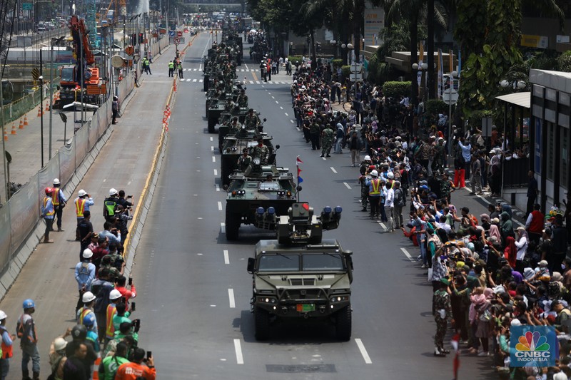 Parade lebih dari 100 alutsista setelah Upacara Parade dan Defile HUT Ke-78 TNI di Jakarta, Kamis (5/10/2023). (CNBC Indonesia/Tri Susilo) Parade lebih dari 100 alutsista setelah Upacara Parade dan Defile HUT Ke-78 TNI di Jakarta, Kamis (5/10/2023). (CNBC Indonesia/Tri Susilo)