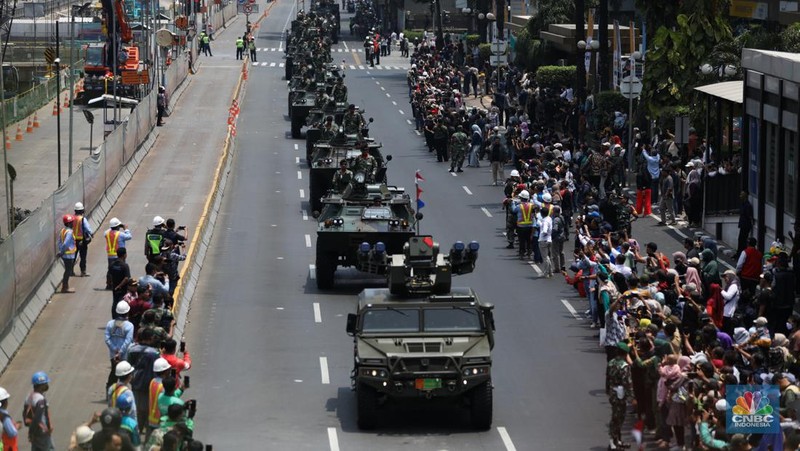Parade lebih dari 100 alutsista setelah Upacara Parade dan Defile HUT Ke-78 TNI di Jakarta, Kamis (5/10/2023). (CNBC Indonesia/Tri Susilo)