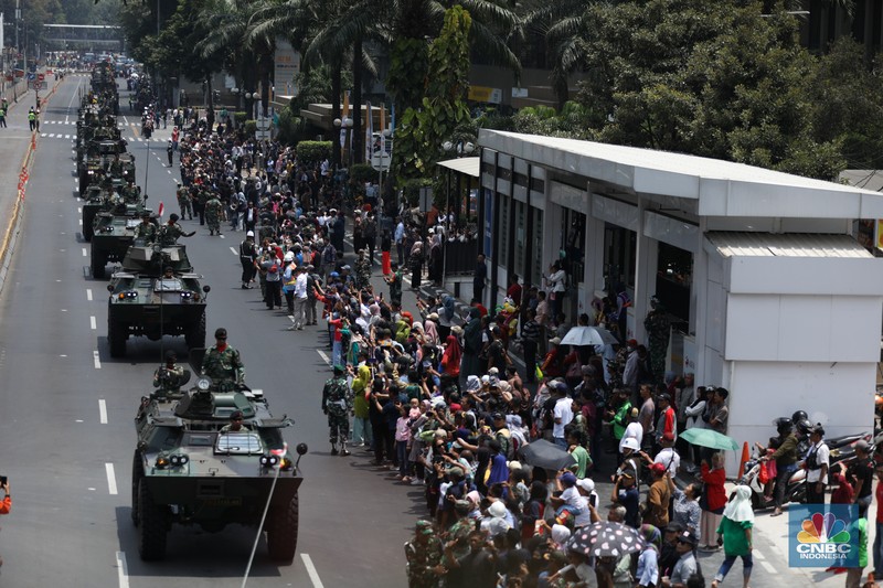 Parade lebih dari 100 alutsista setelah Upacara Parade dan Defile HUT Ke-78 TNI di Jakarta, Kamis (5/10/2023). (CNBC Indonesia/Tri Susilo)