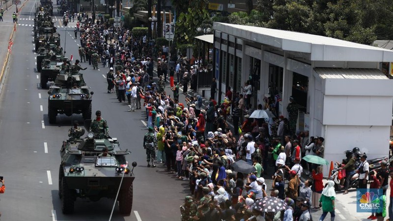 Parade lebih dari 100 alutsista setelah Upacara Parade dan Defile HUT Ke-78 TNI di Jakarta, Kamis (5/10/2023). (CNBC Indonesia/Tri Susilo)