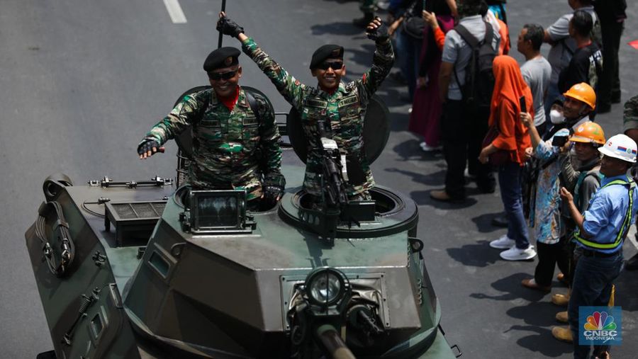 Parade lebih dari 100 alutsista setelah Upacara Parade dan Defile HUT Ke-78 TNI di Jakarta, Kamis (5/10/2023). (CNBC Indonesia/Tri Susilo)