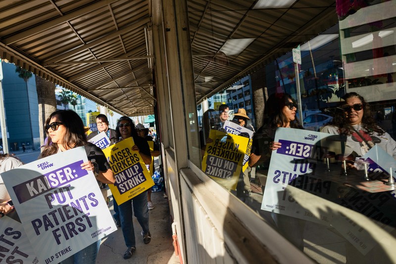Petugas kesehatan mogok di depan Kaiser Permanente Los Angeles Medical Center, ketika lebih dari 75.000 petugas kesehatan Kaiser Permanente melakukan pemogokan dari tanggal 4 hingga 7 Oktober di seluruh Amerika Serikat, di Los Angeles, California, AS pada 4 Oktober 2023. Petugas kesehatan mogok di depan Kaiser Permanente Los Angeles Medical Center, ketika lebih dari 75.000 petugas kesehatan Kaiser Permanente melakukan pemogokan dari tanggal 4 hingga 7 Oktober di seluruh Amerika Serikat, di Los Angeles, California, AS pada 4 Oktober 2023. (REUTERS/Aude Guerrucci)