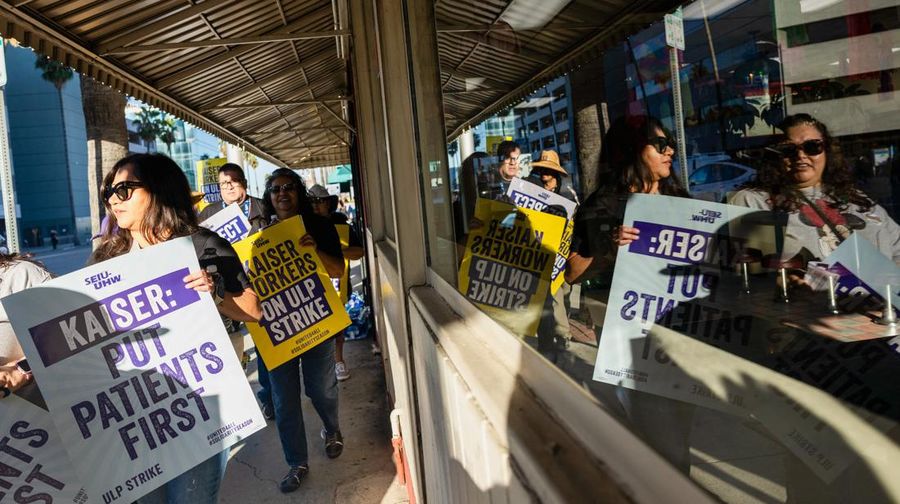 Petugas kesehatan mogok di depan Kaiser Permanente Los Angeles Medical Center, ketika lebih dari 75.000 petugas kesehatan Kaiser Permanente melakukan pemogokan dari tanggal 4 hingga 7 Oktober di seluruh Amerika Serikat, di Los Angeles, California, AS pada 4 Oktober 2023. (REUTERS/Aude Guerrucci)