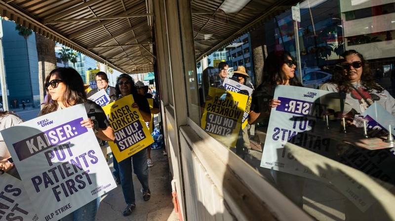 Petugas kesehatan mogok di depan Kaiser Permanente Los Angeles Medical Center, ketika lebih dari 75.000 petugas kesehatan Kaiser Permanente melakukan pemogokan dari tanggal 4 hingga 7 Oktober di seluruh Amerika Serikat, di Los Angeles, California, AS pada 4 Oktober 2023. (REUTERS/Aude Guerrucci)