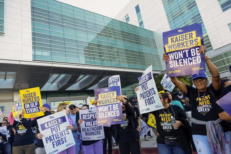 Petugas kesehatan mogok di depan Kaiser Permanente Los Angeles Medical Center, ketika lebih dari 75.000 petugas kesehatan Kaiser Permanente melakukan pemogokan dari tanggal 4 hingga 7 Oktober di seluruh Amerika Serikat, di Los Angeles, California, AS pada 4 Oktober 2023. Petugas kesehatan mogok di depan Kaiser Permanente Los Angeles Medical Center, ketika lebih dari 75.000 petugas kesehatan Kaiser Permanente melakukan pemogokan dari tanggal 4 hingga 7 Oktober di seluruh Amerika Serikat, di Los Angeles, California, AS pada 4 Oktober 2023. (REUTERS/Aude Guerrucci)