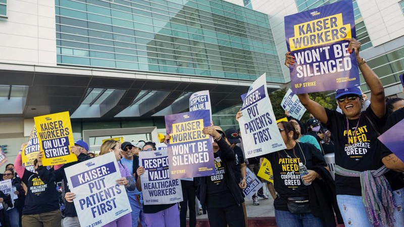 Petugas kesehatan mogok di depan Kaiser Permanente Los Angeles Medical Center, ketika lebih dari 75.000 petugas kesehatan Kaiser Permanente melakukan pemogokan dari tanggal 4 hingga 7 Oktober di seluruh Amerika Serikat, di Los Angeles, California, AS pada 4 Oktober 2023. (REUTERS/Aude Guerrucci)