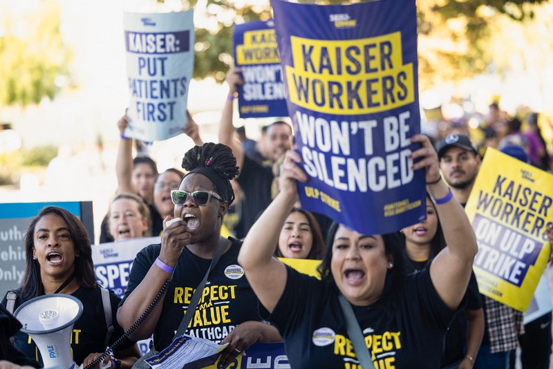 Petugas kesehatan mogok di depan Kaiser Permanente Los Angeles Medical Center, ketika lebih dari 75.000 petugas kesehatan Kaiser Permanente melakukan pemogokan dari tanggal 4 hingga 7 Oktober di seluruh Amerika Serikat, di Los Angeles, California, AS pada 4 Oktober 2023. Petugas kesehatan mogok di depan Kaiser Permanente Los Angeles Medical Center, ketika lebih dari 75.000 petugas kesehatan Kaiser Permanente melakukan pemogokan dari tanggal 4 hingga 7 Oktober di seluruh Amerika Serikat, di Los Angeles, California, AS pada 4 Oktober 2023. (REUTERS/Aude Guerrucci)