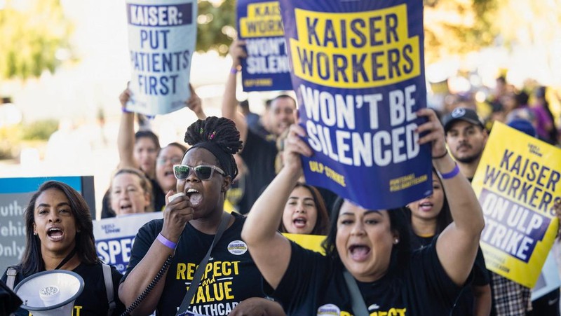Petugas kesehatan mogok di depan Kaiser Permanente Los Angeles Medical Center, ketika lebih dari 75.000 petugas kesehatan Kaiser Permanente melakukan pemogokan dari tanggal 4 hingga 7 Oktober di seluruh Amerika Serikat, di Los Angeles, California, AS pada 4 Oktober 2023. (REUTERS/Aude Guerrucci)