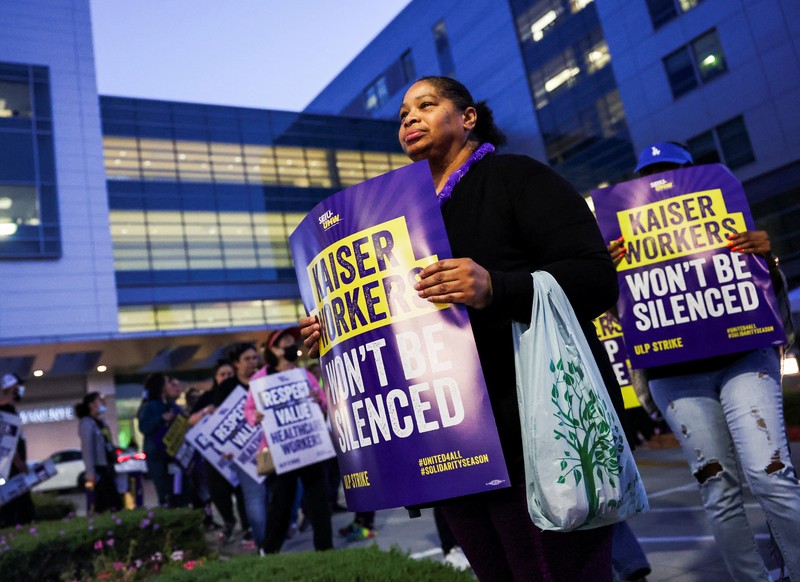 Petugas kesehatan mogok di depan Kaiser Permanente Los Angeles Medical Center, ketika lebih dari 75.000 petugas kesehatan Kaiser Permanente melakukan pemogokan dari tanggal 4 hingga 7 Oktober di seluruh Amerika Serikat, di Los Angeles, California, AS pada 4 Oktober 2023. Petugas kesehatan mogok di depan Kaiser Permanente Los Angeles Medical Center, ketika lebih dari 75.000 petugas kesehatan Kaiser Permanente melakukan pemogokan dari tanggal 4 hingga 7 Oktober di seluruh Amerika Serikat, di Los Angeles, California, AS pada 4 Oktober 2023. (REUTERS/Aude Guerrucci)