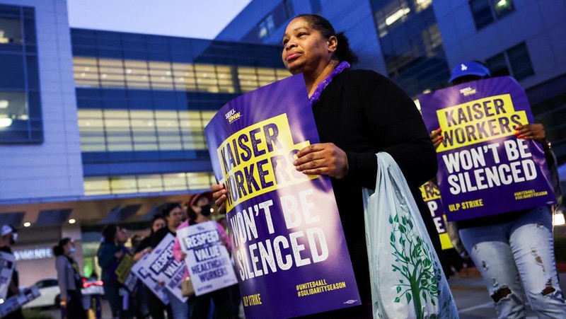Petugas kesehatan mogok di depan Kaiser Permanente Los Angeles Medical Center, ketika lebih dari 75.000 petugas kesehatan Kaiser Permanente melakukan pemogokan dari tanggal 4 hingga 7 Oktober di seluruh Amerika Serikat, di Los Angeles, California, AS pada 4 Oktober 2023. (REUTERS/Aude Guerrucci)