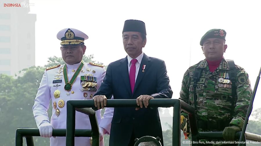 Presiden RI Joko Widodo (Jokowi) menjadi inspektur upacara peringatan hari ulang tahun (HUT) ke-78 Tentara Nasional Indonesia (TNI) hari ini di Monumen Nasional (Monas), Jakarta, Kamis (5/10). (Tangkapan Layar Youtube Sekretariat Presiden)