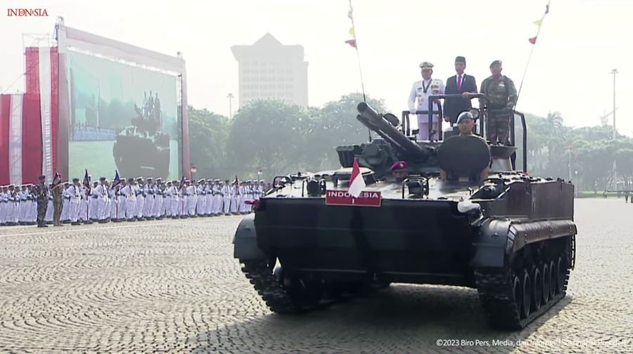 Presiden RI Joko Widodo (Jokowi) menjadi inspektur upacara peringatan hari ulang tahun (HUT) ke-78 Tentara Nasional Indonesia (TNI) hari ini di Monumen Nasional (Monas), Jakarta, Kamis (5/10). (Tangkapan Layar Youtube Sekretariat Presiden)