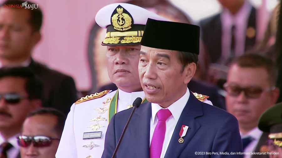 Presiden RI Joko Widodo (Jokowi) saat memberikan amanat dalam upacara peringatan hari ulang tahun (HUT) ke-78 Tentara Nasional Indonesia (TNI) hari ini di Monumen Nasional (Monas), Jakarta, Kamis (5/10). (Tangkapan Layar Youtube Sekretariat Presiden)