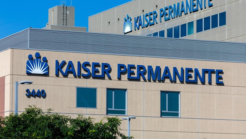 Petugas kesehatan mogok di depan Kaiser Permanente Los Angeles Medical Center, ketika lebih dari 75.000 petugas kesehatan Kaiser Permanente melakukan pemogokan dari tanggal 4 hingga 7 Oktober di seluruh Amerika Serikat, di Los Angeles, California, AS pada 4 Oktober 2023. (REUTERS/Aude Guerrucci)
