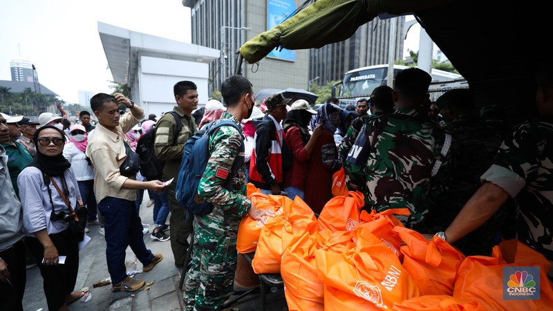 Suasana antrean warga untuk mendapatkan paket sembako saat HUT TNI ke 78 di kawasan Jl. MH Thamrin, Jakarta, Kamis (5/10/2023). (CNBC Indonesia/Tri Susilo)