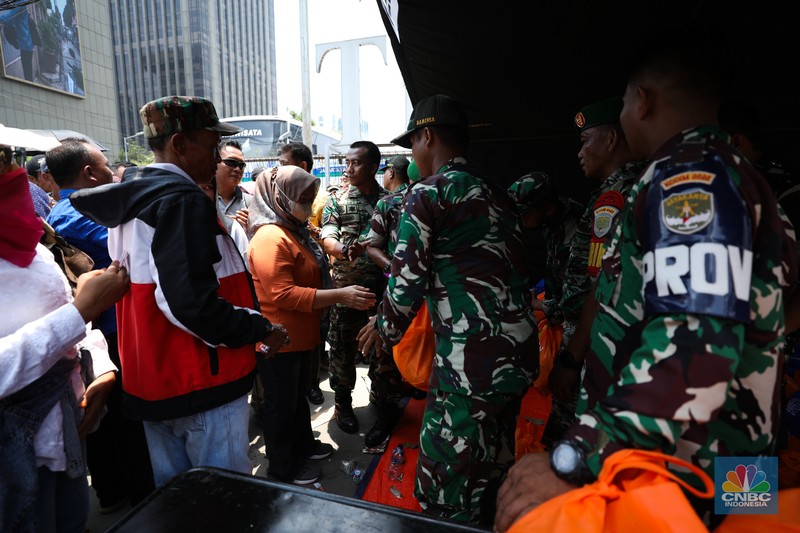 Suasana antrean warga untuk mendapatkan paket sembako saat HUT TNI ke 78 di kawasan Jl. MH Thamrin, Jakarta, Kamis (5/10/2023). (CNBC Indonesia/Tri Susilo) Suasana antrean warga untuk mendapatkan paket sembako saat HUT TNI ke 78 di kawasan Jl. MH Thamrin, Jakarta, Kamis (5/10/2023). (CNBC Indonesia/Tri Susilo)