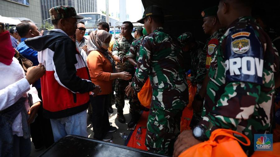 Suasana antrean warga untuk mendapatkan paket sembako saat HUT TNI ke 78 di kawasan Jl. MH Thamrin, Jakarta, Kamis (5/10/2023). (CNBC Indonesia/Tri Susilo)