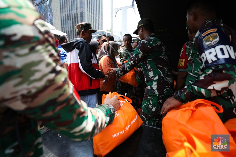 Suasana antrean warga untuk mendapatkan paket sembako saat HUT TNI ke 78 di kawasan Jl. MH Thamrin, Jakarta, Kamis (5/10/2023). (CNBC Indonesia/Tri Susilo) Suasana antrean warga untuk mendapatkan paket sembako saat HUT TNI ke 78 di kawasan Jl. MH Thamrin, Jakarta, Kamis (5/10/2023). (CNBC Indonesia/Tri Susilo)