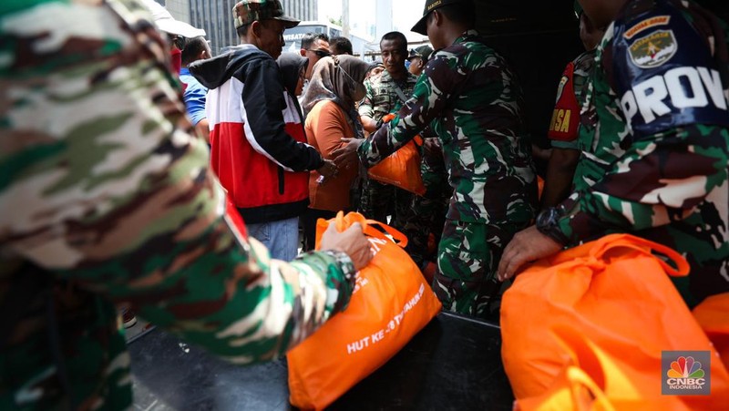 Suasana antrean warga untuk mendapatkan paket sembako saat HUT TNI ke 78 di kawasan Jl. MH Thamrin, Jakarta, Kamis (5/10/2023). (CNBC Indonesia/Tri Susilo)
