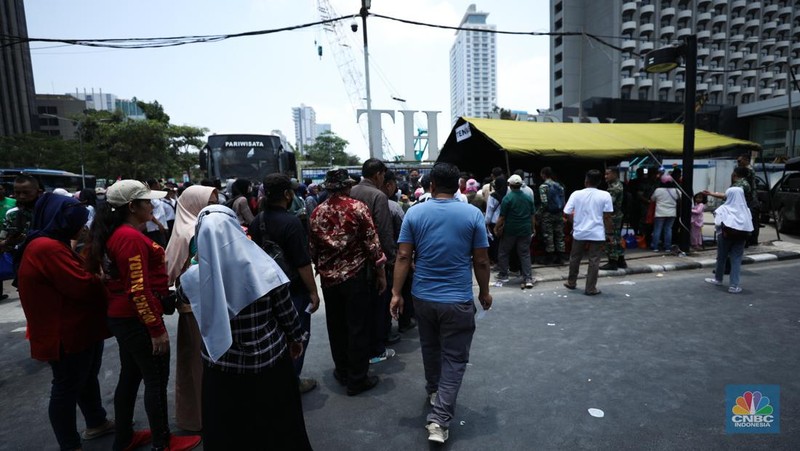 Suasana antrean warga untuk mendapatkan paket sembako saat HUT TNI ke 78 di kawasan Jl. MH Thamrin, Jakarta, Kamis (5/10/2023). (CNBC Indonesia/Tri Susilo)
