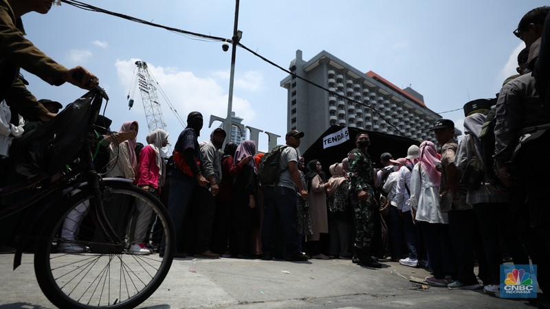 Suasana antrean warga untuk mendapatkan paket sembako saat HUT TNI ke 78 di kawasan Jl. MH Thamrin, Jakarta, Kamis (5/10/2023). (CNBC Indonesia/Tri Susilo) Suasana antrean warga untuk mendapatkan paket sembako saat HUT TNI ke 78 di kawasan Jl. MH Thamrin, Jakarta, Kamis (5/10/2023). (CNBC Indonesia/Tri Susilo)