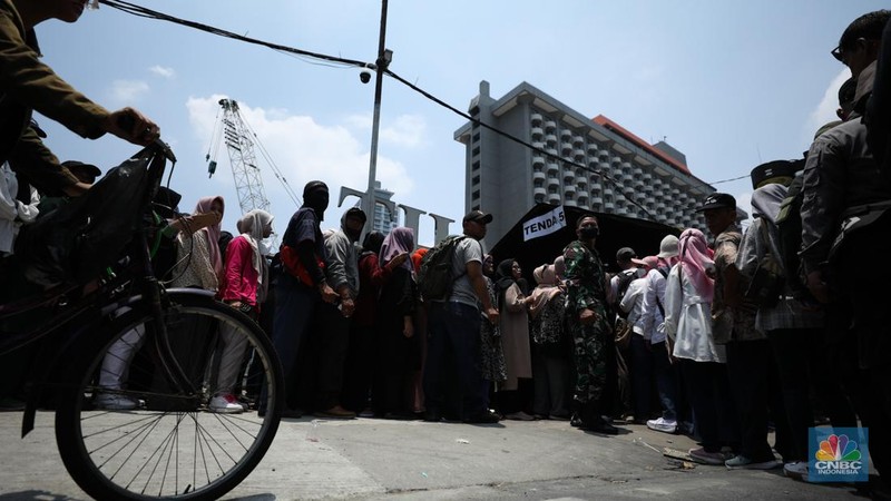 Suasana antrean warga untuk mendapatkan paket sembako saat HUT TNI ke 78 di kawasan Jl. MH Thamrin, Jakarta, Kamis (5/10/2023). (CNBC Indonesia/Tri Susilo)