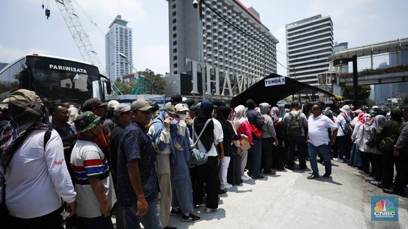 Suasana antrean warga untuk mendapatkan paket sembako saat HUT TNI ke 78 di kawasan Jl. MH Thamrin, Jakarta, Kamis (5/10/2023). (CNBC Indonesia/Tri Susilo) Suasana antrean warga untuk mendapatkan paket sembako saat HUT TNI ke 78 di kawasan Jl. MH Thamrin, Jakarta, Kamis (5/10/2023). (CNBC Indonesia/Tri Susilo)