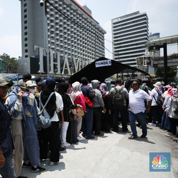 Potret Warga Jakarta Mengular Antre Sembako Saat HUT TNI