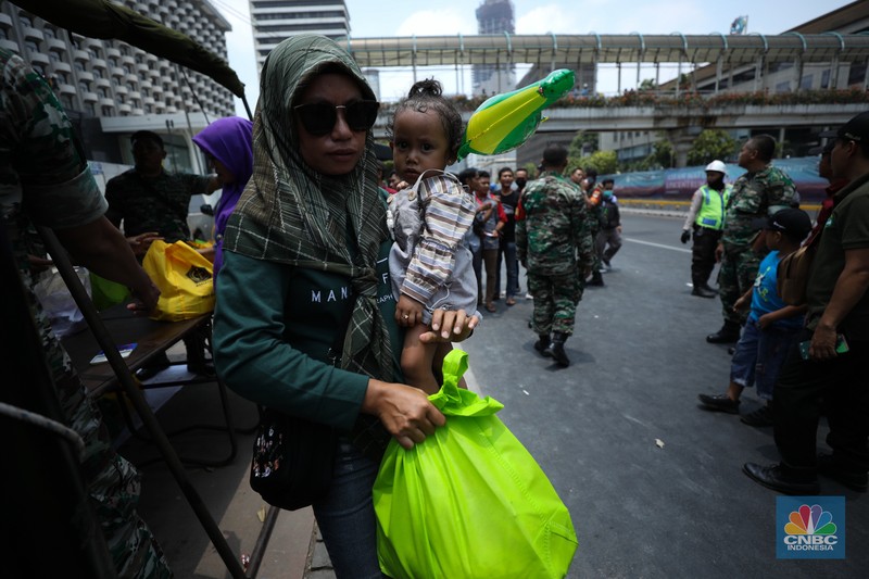 Suasana antrean warga untuk mendapatkan paket sembako saat HUT TNI ke 78 di kawasan Jl. MH Thamrin, Jakarta, Kamis (5/10/2023). (CNBC Indonesia/Tri Susilo)