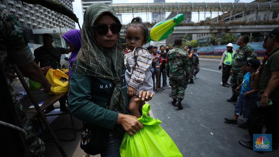 Suasana antrean warga untuk mendapatkan paket sembako saat HUT TNI ke 78 di kawasan Jl. MH Thamrin, Jakarta, Kamis (5/10/2023). (CNBC Indonesia/Tri Susilo)