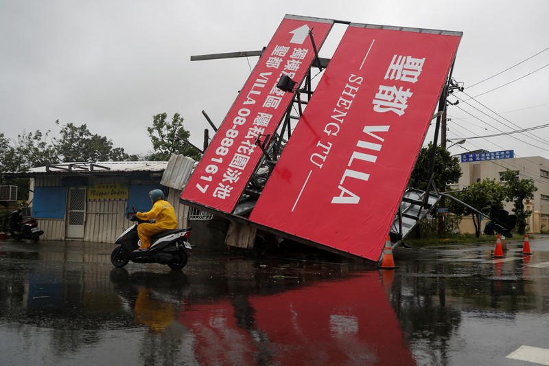 Suasana usai Topan Koinu melanda  Kenting, Taiwan, Kamis (5/10//2023). (REUTERS/Carlos Garcia Rawlins)