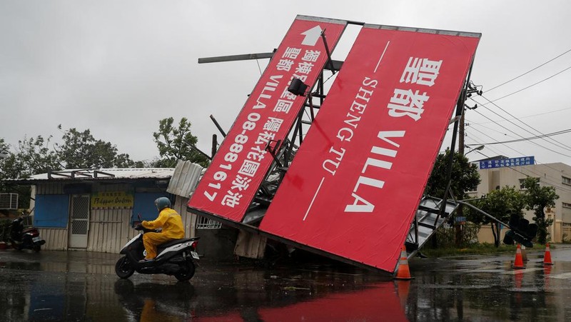 Suasana usai Topan Koinu melanda  Kenting, Taiwan, Kamis (5/10//2023). (REUTERS/Carlos Garcia Rawlins)