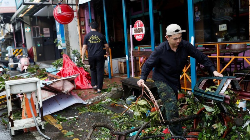 Suasana usai Topan Koinu melanda  Kenting, Taiwan, Kamis (5/10//2023). (REUTERS/Carlos Garcia Rawlins)