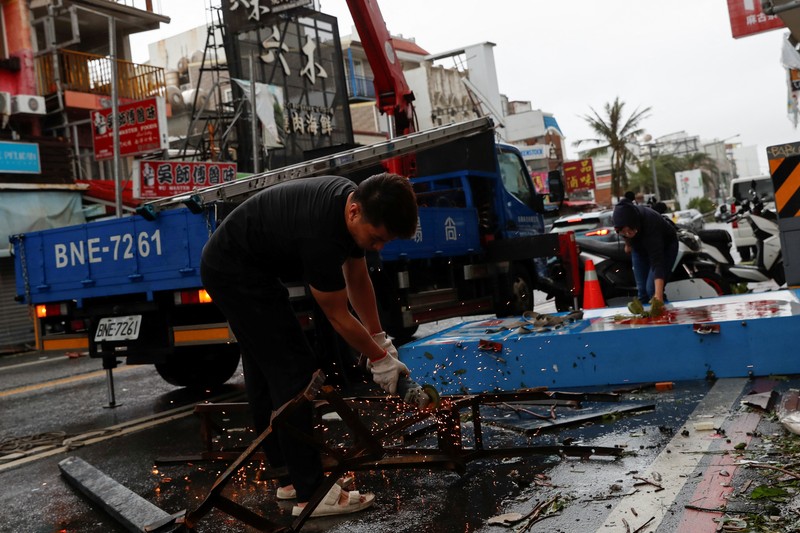 Suasana usai Topan Koinu melanda  Kenting, Taiwan, Kamis (5/10//2023). (REUTERS/Carlos Garcia Rawlins)