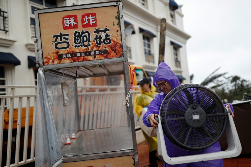 Suasana usai Topan Koinu melanda  Kenting, Taiwan, Kamis (5/10//2023). (REUTERS/Carlos Garcia Rawlins)