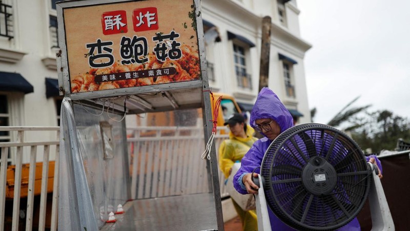 Suasana usai Topan Koinu melanda  Kenting, Taiwan, Kamis (5/10//2023). (REUTERS/Carlos Garcia Rawlins)